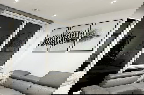 Foto 10 - Beautiful 2-bed High Rise Apartment in Royal Wharf