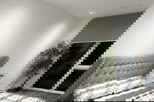 Foto 3 - Beautiful 2-bed High Rise Apartment in Royal Wharf
