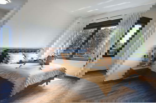 Photo 10 - Modern Villa With Heated Pool
