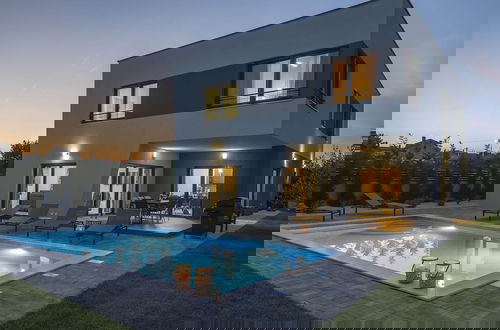 Photo 27 - Modern Villa With Heated Pool