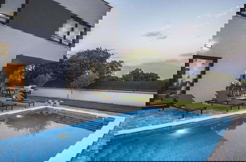 Photo 25 - Modern Villa With Heated Pool