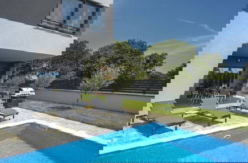 Photo 26 - Modern Villa With Heated Pool