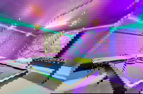 Foto 2 - Upstay - 20-guest-all-theme-rooms-pool-spa-theatre