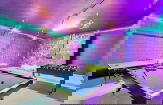 Foto 2 - Upstay - 20-guest-all-theme-rooms-pool-spa-theatre