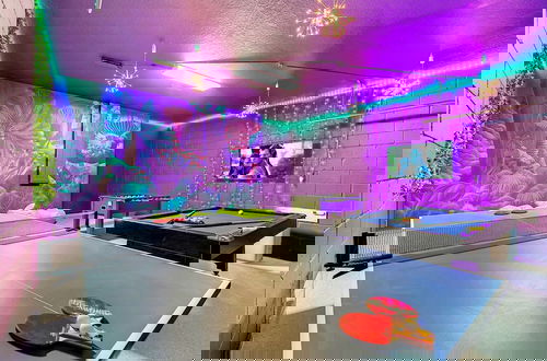 Foto 9 - Upstay - 20-guest-all-theme-rooms-pool-spa-theatre