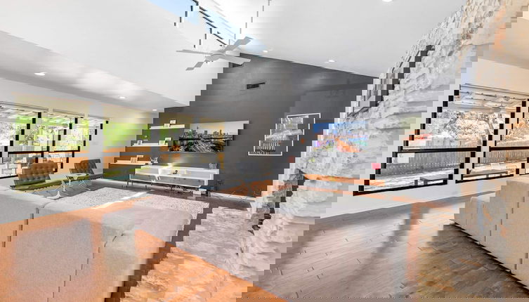 Photo 1 - Close to Domain DT Shopping Chic Serene 3BR