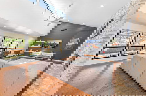 Photo 1 - Close to Domain DT Shopping Chic Serene 3BR