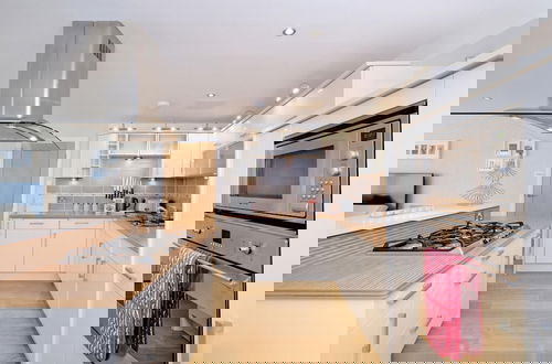 Photo 5 - Deluxe and Secure Apartment Close to Aberdeen City Centre