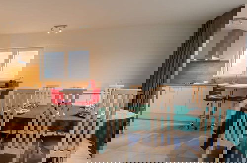 Foto 1 - Spacious Getaway Close to the Beach and Airport