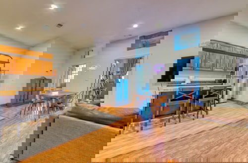 Photo 10 - Sosuite 2BR Apt w W D Gym On-site Restaurant
