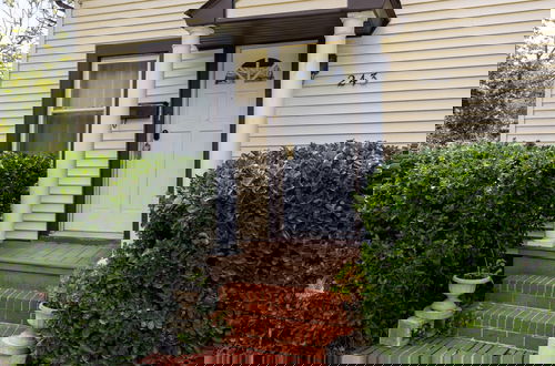 Foto 5 - Cheerful 3 Bedroom Home Walk to UVA Stadium