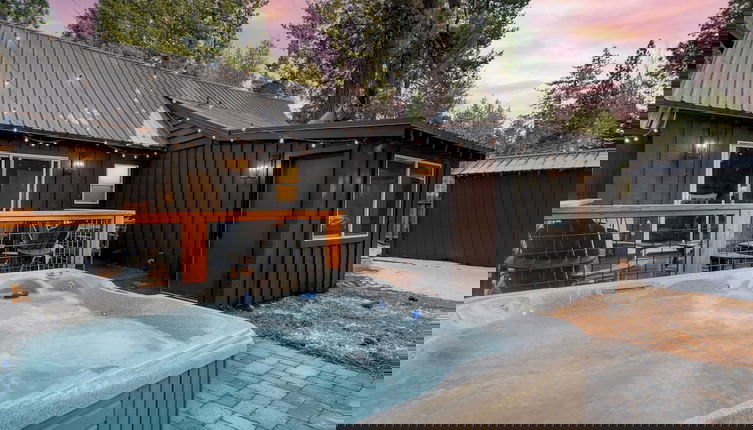 Foto 1 - Westlake Cabin by Avantstay Hot Tub, Near Skiing, Walk to Restaurants & Lake!