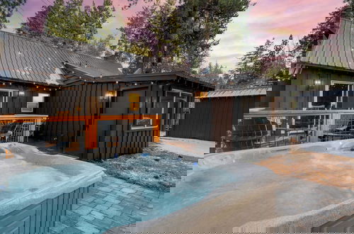 Foto 1 - Westlake Cabin by Avantstay Hot Tub, Near Skiing, Walk to Restaurants & Lake!
