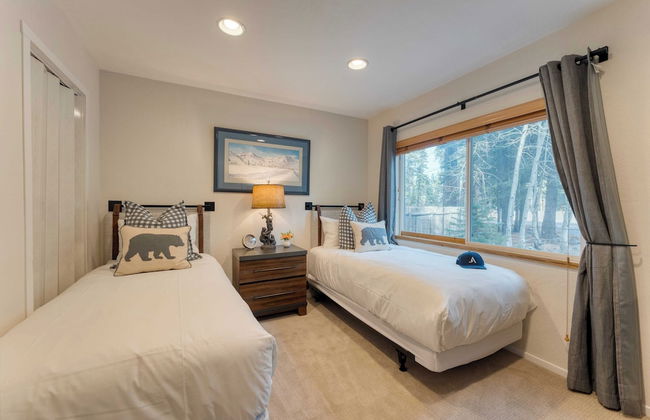 Westlake Cabin by Avantstay Hot Tub, Near Skiing, Walk to Restaurants & Lake! - Foto 22