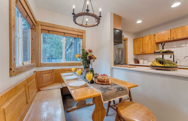 Westlake Cabin by Avantstay Hot Tub, Near Skiing, Walk to Restaurants & Lake! - Foto 11