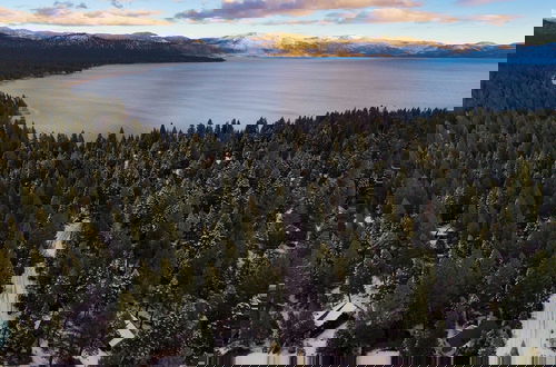 Foto 32 - Peaceful Tahoe Retreat 5mins to Lake Cozy Modern Cabin