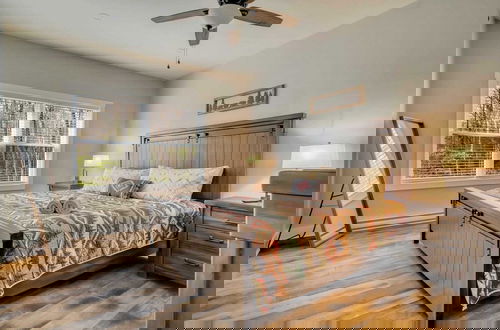 Foto 7 - Bear Creek Bliss by Avantstay Sleeps 16 + Game Room, Deck, Fire Pit!