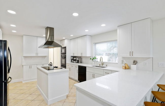 Golden Retreat: Expansive 6BR Home w Heated Pool ~ - Foto 34