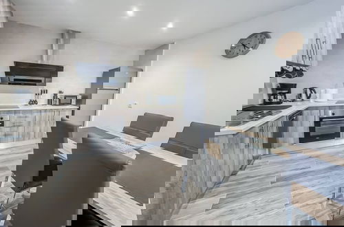 Foto 18 - Modern Two Bedroom Apartment With Pool