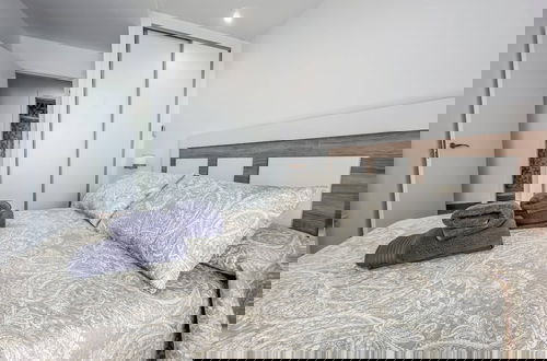Foto 3 - Modern Two Bedroom Apartment With Pool