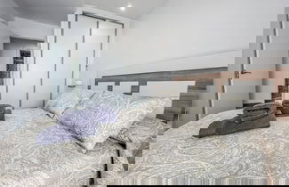 Foto 3 - Modern Two Bedroom Apartment With Pool