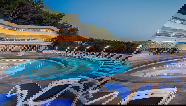 Foto 1 - Apartments Fontana Resort in Jelsa, With Swimming Pool