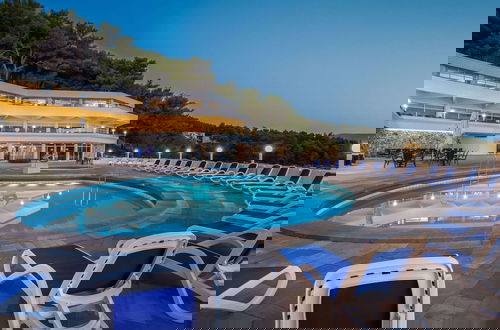 Foto 1 - Apartments Fontana Resort in Jelsa, With Swimming Pool