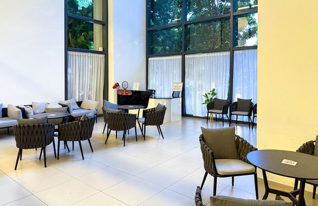Moonway Luxury Suites At Eaton Residence - Photo 2