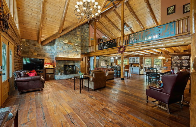 The Bigwood Cabin by Avantstay Hot Tub Firepit Pool Table Private Yard - Photo 5