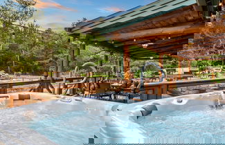 Foto 2 - The Bigwood Cabin by Avantstay Hot Tub Firepit Pool Table Private Yard