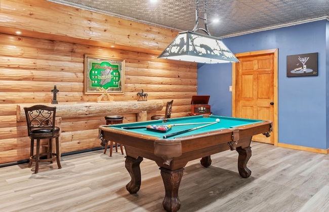 The Bigwood Cabin by Avantstay Hot Tub Firepit Pool Table Private Yard - Photo 3