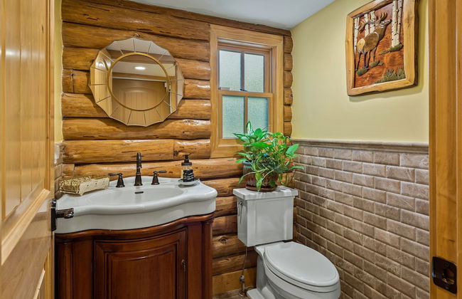 The Bigwood Cabin by Avantstay Hot Tub Firepit Pool Table Private Yard - Photo 21