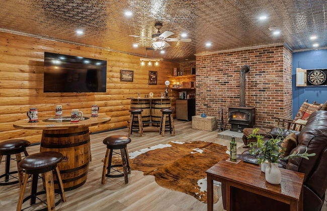 The Bigwood Cabin by Avantstay Hot Tub Firepit Pool Table Private Yard - Photo 4