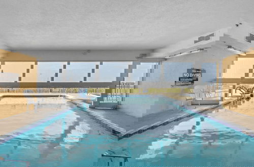 Foto 2 - Beach Breeze by Avantstay Beachfront, Beach Chairs Included, 2 Pools!