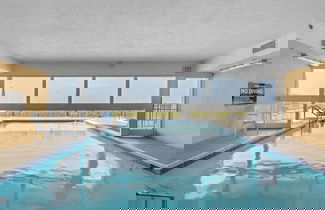 Foto 2 - Beach Breeze by Avantstay Beachfront, Beach Chairs Included, 2 Pools!