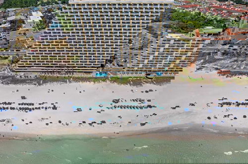 Foto 25 - Beach Breeze by Avantstay Beachfront, Beach Chairs Included, 2 Pools!