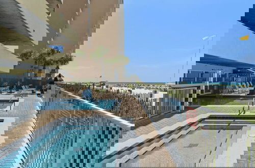 Foto 20 - Beach Breeze by Avantstay Beachfront, Beach Chairs Included, 2 Pools!