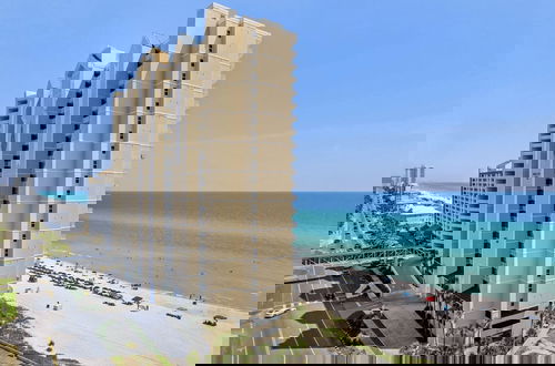 Foto 1 - Beach Breeze by Avantstay Beachfront, Beach Chairs Included, 2 Pools!