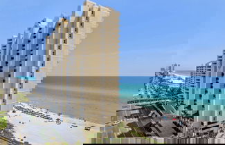 Foto 1 - Beach Breeze by Avantstay Beachfront, Beach Chairs Included, 2 Pools!