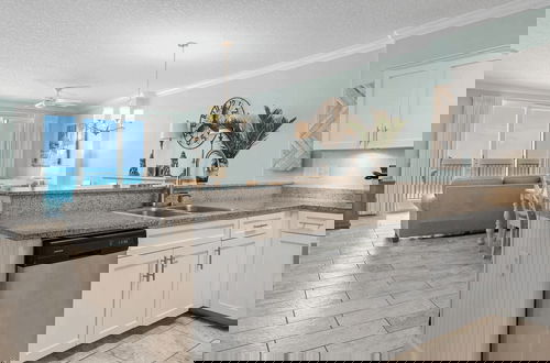 Foto 11 - Beach Breeze by Avantstay Beachfront, Beach Chairs Included, 2 Pools!