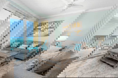 Foto 5 - Beach Breeze by Avantstay Beachfront, Beach Chairs Included, 2 Pools!