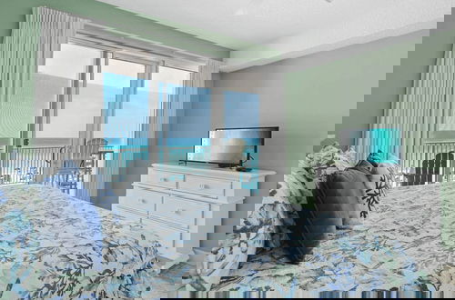 Foto 13 - Beach Breeze by Avantstay Beachfront, Beach Chairs Included, 2 Pools!