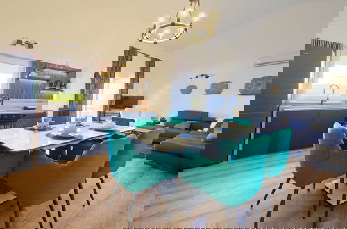 Photo 16 - Elegant and Vibrant Apartment With Terrace and Sea View