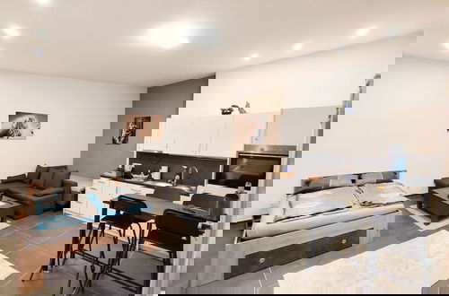 Foto 6 - Cozy Apartment with Free Parking
