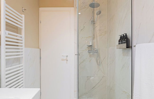 Designer 2-Bedroom Flat with Balcony & Full Amenities Steps from Piata Universitatii - Foto 33