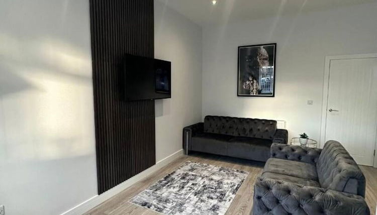 Foto 1 - Stylish Apartment Free Parking