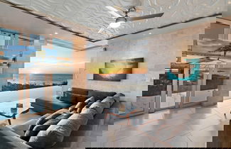 Foto 2 - Luxury Villa Hot Tub Ocean Views Fully Staffed