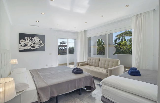 Elegant Villa Retreat - Photo 6
