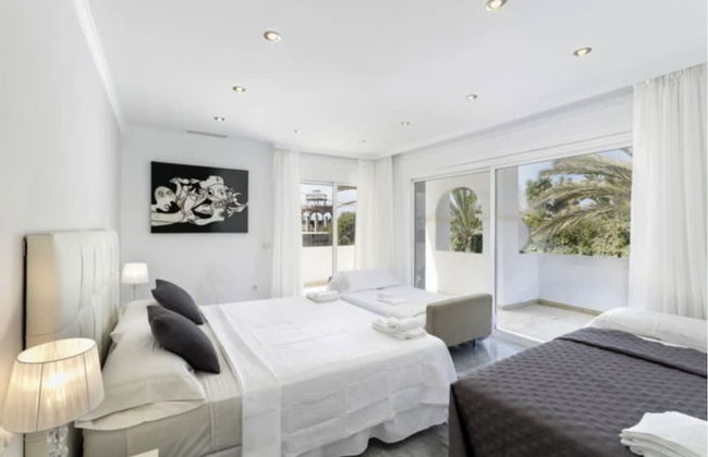 Elegant Villa Retreat - Photo 12