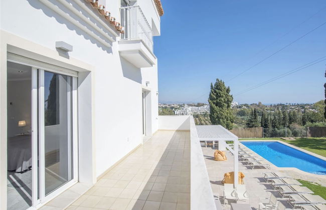 Elegant Villa Retreat - Photo 35